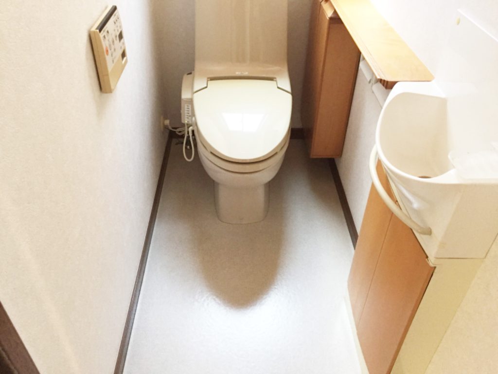 １階トイレ11平米はクロス再生、備品はクリーニングを行います。