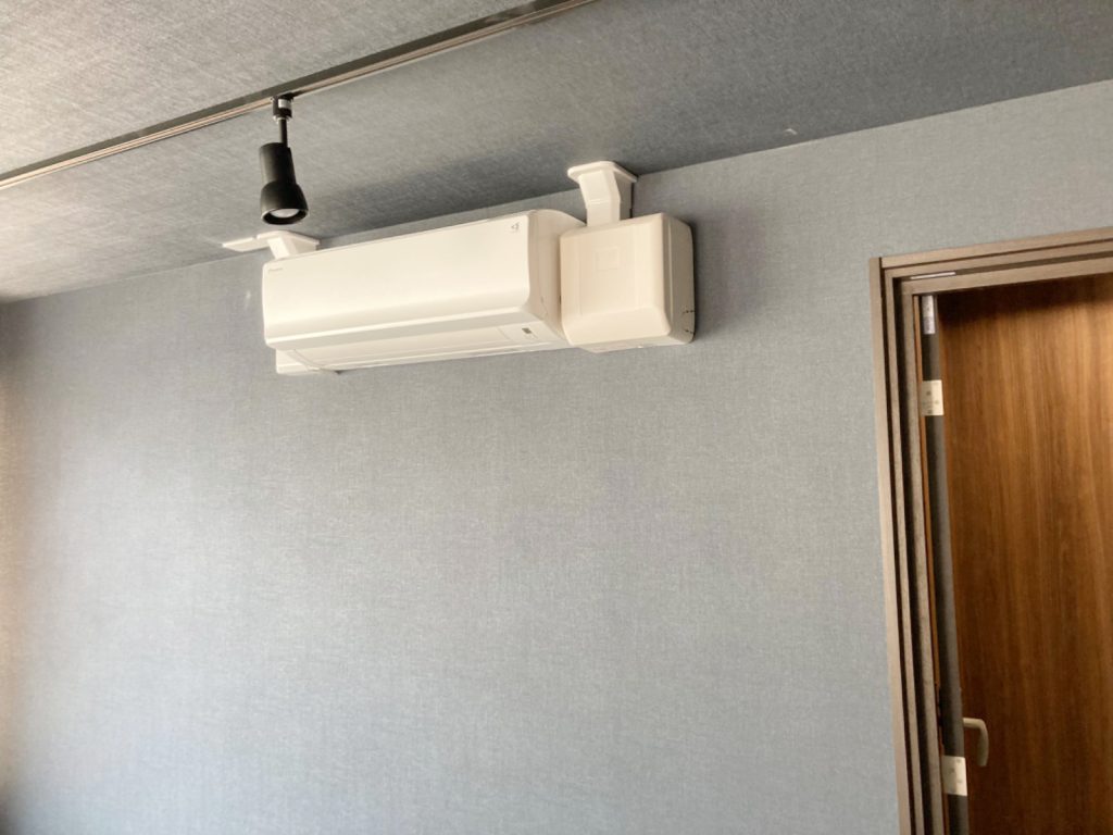 天井、壁紙も新しく、エアコンも新品です。