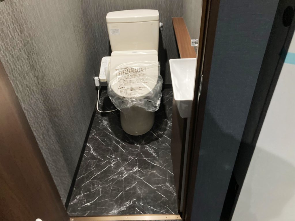 トイレは新品、床のCFも店舗に合わせたシックなデザインに。