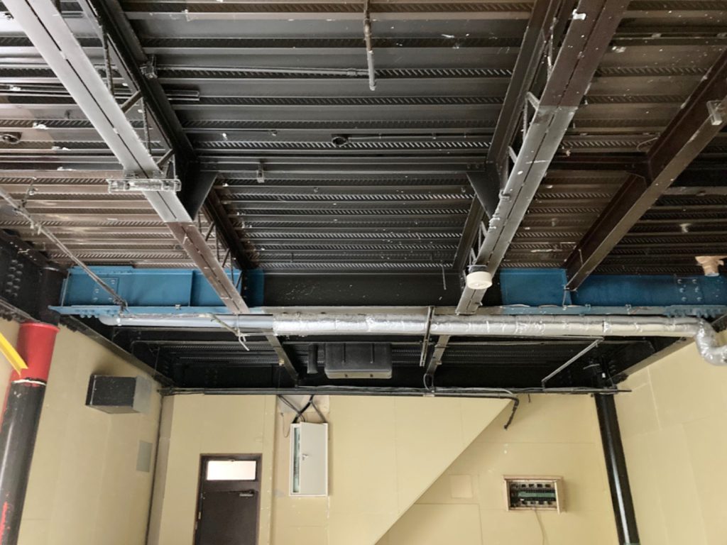 天井は鉄筋むき出しのままです。