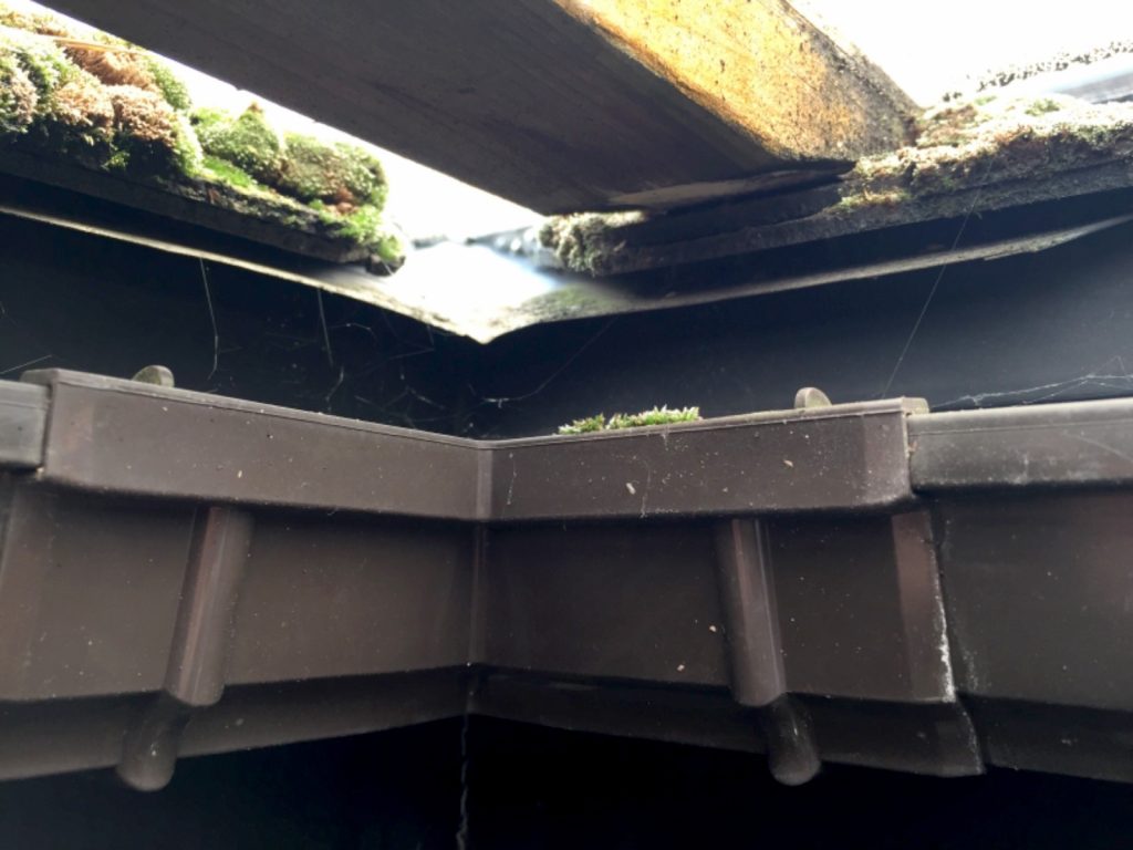 屋根と下地の間にコーキング材を注入する