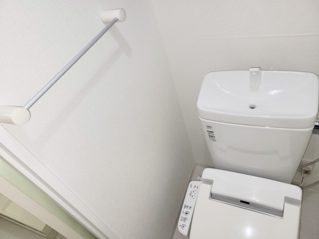 トイレ　壁紙もしっかり便器も新品のようです