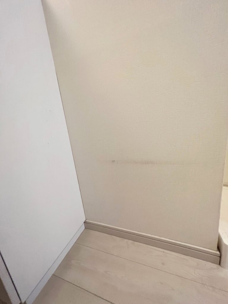 玄関の壁紙の汚れ