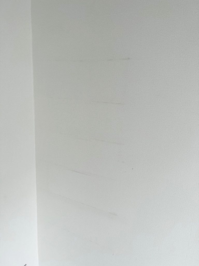 居室の壁紙に擦った跡