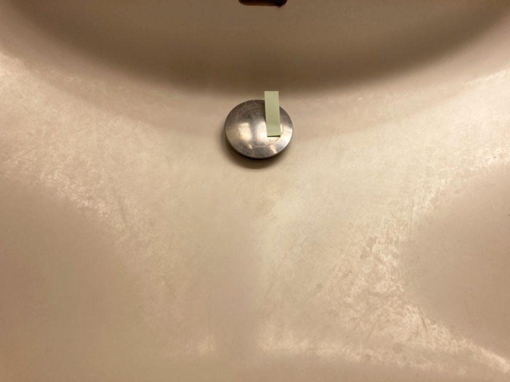 クリーニング前　洗面台の栓の汚れ