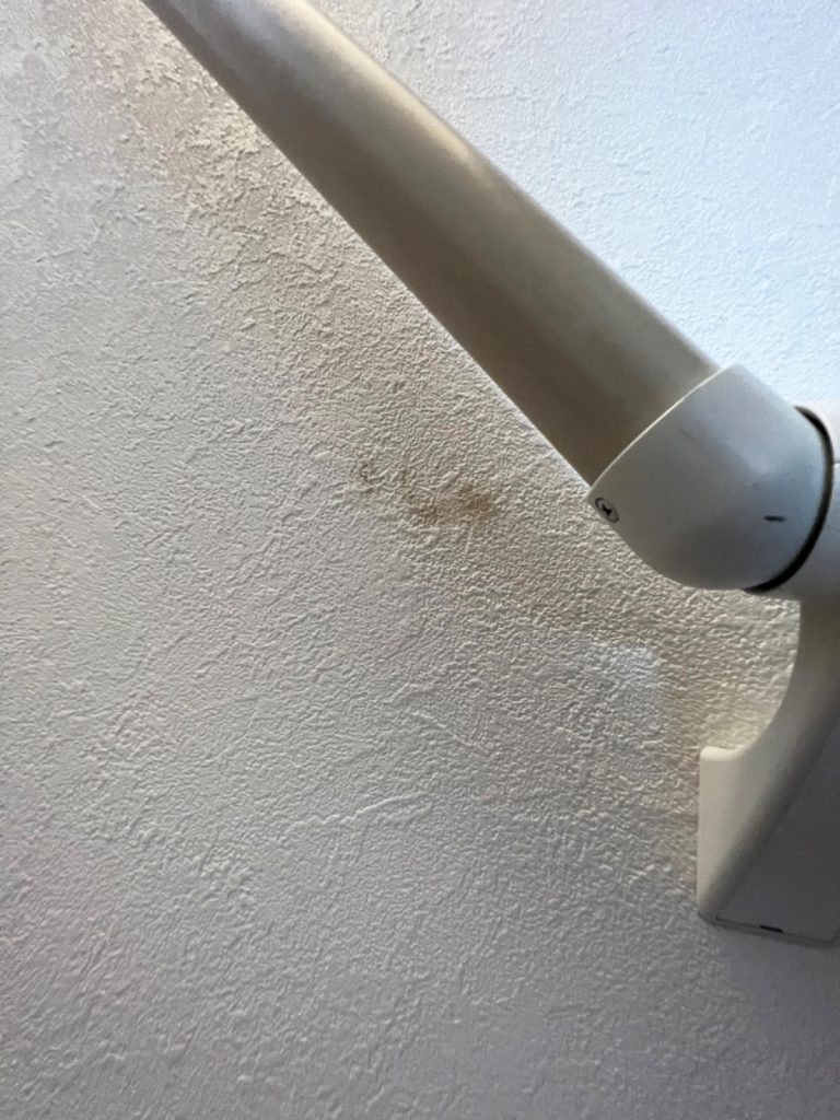 階段の壁紙の汚れ