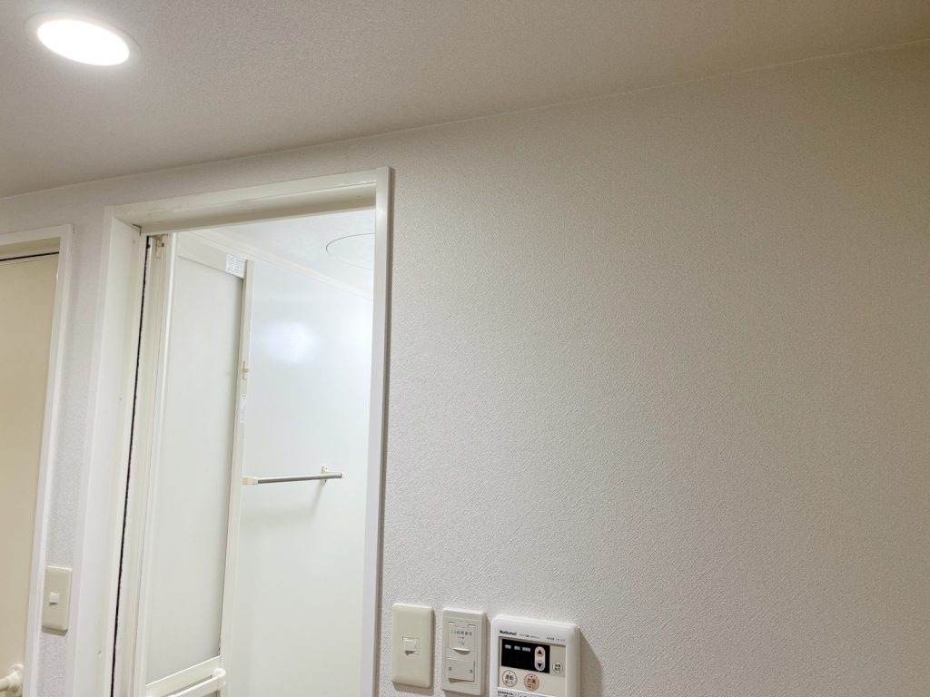 浴室周りの壁はクロス洗浄で明るくキレイに仕上がりました。