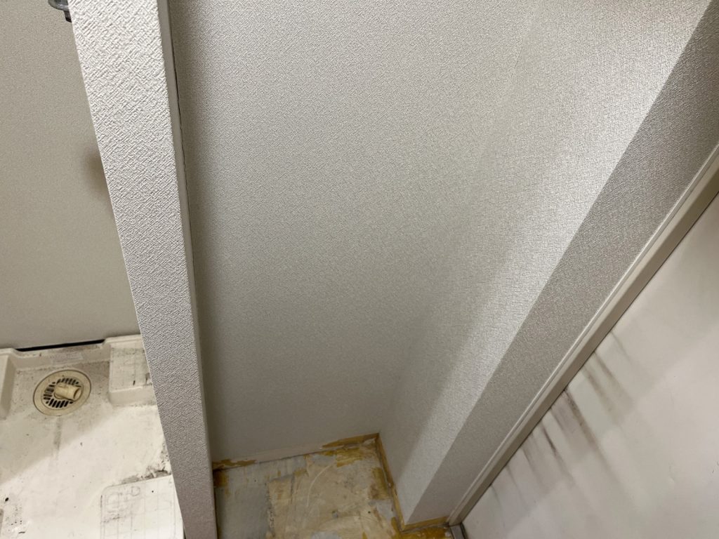 玄関横の壁もクリーニングできれいになりました。