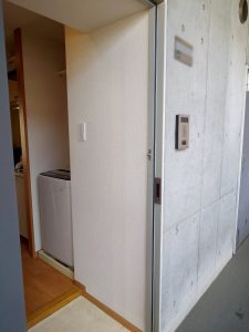 玄関横の壁紙がキレイになりました