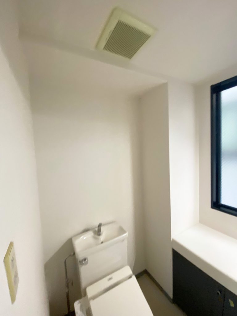 トイレの収納リペア補修が必要です