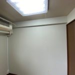 居間のクロスは小さな傷があり クロス再生補修します