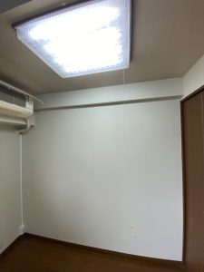 居間のクロスは小さな傷があり クロス再生補修します