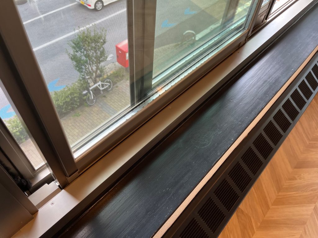 窓枠下部の補修