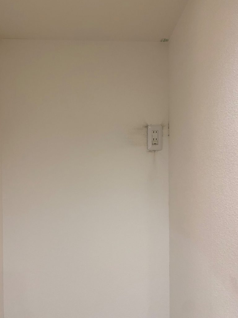 上部壁紙は汚れています
