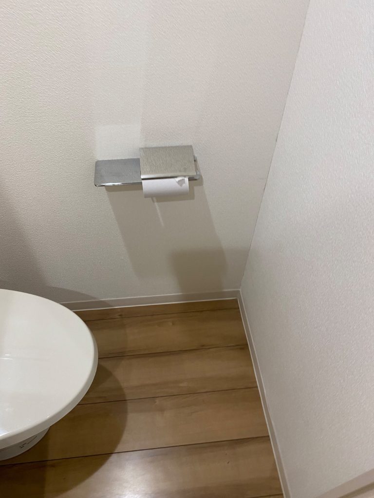 トイレの壁も薄汚れています