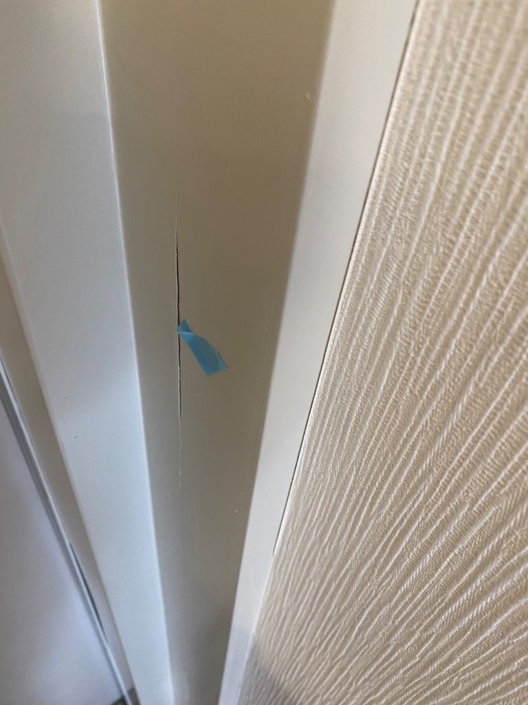 玄関　柱キズ