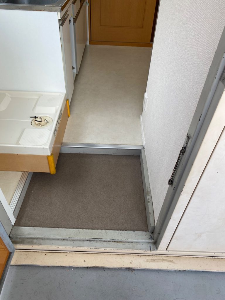 玄関回りの汚れを清掃します