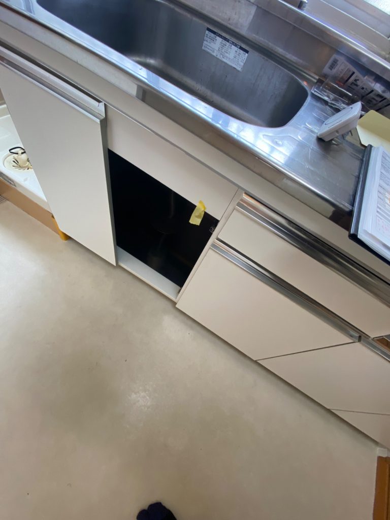 キッチン下収納のキズを補修します