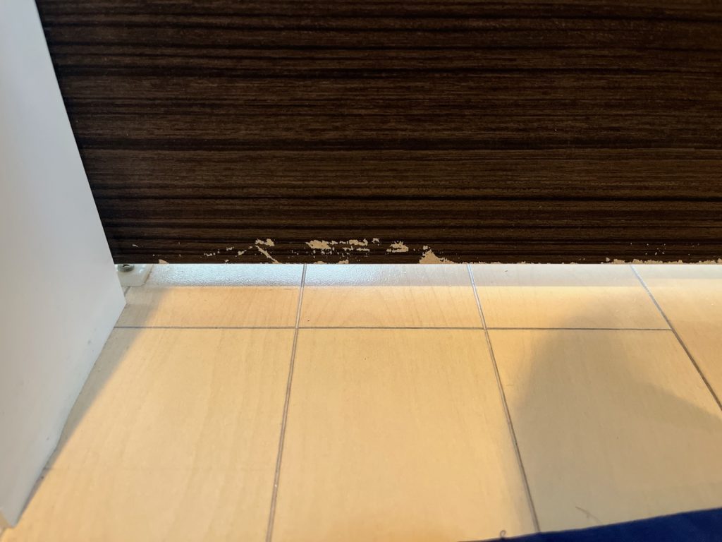 扉下の傷