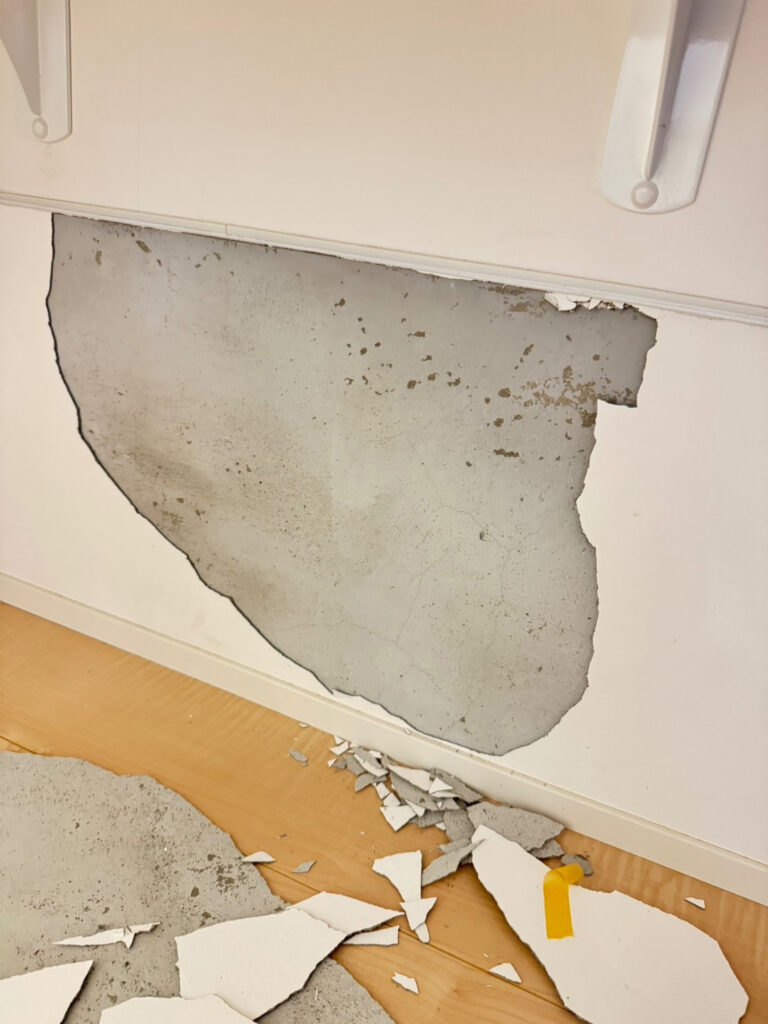 壁補修工事　作業前