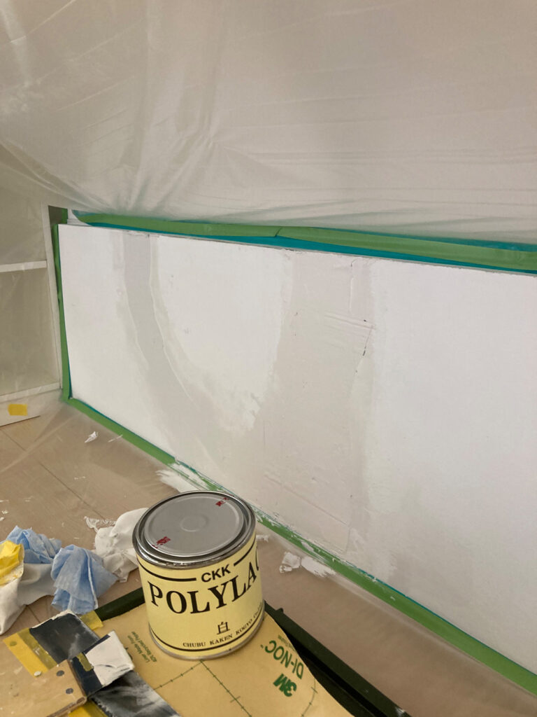 壁補修工事　作業中